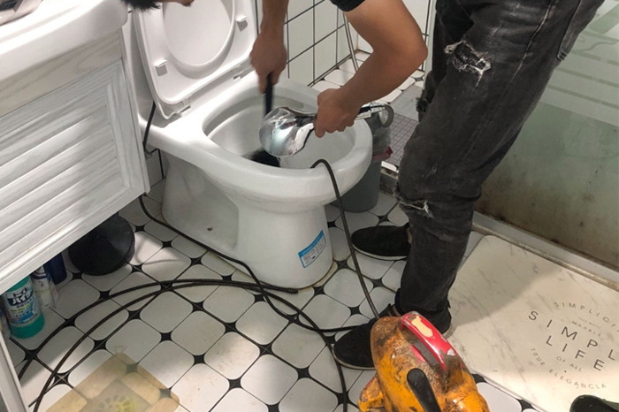 新巴尔虎左马桶堵塞自己疏通还是找师傅？专业上门服务让你省时更省心