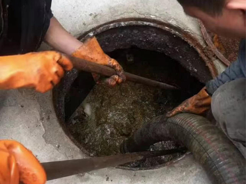 新巴尔虎左清理化粪池时如何避免沼气的危害？